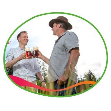 Anstoßen mit Bier auf dem Feld