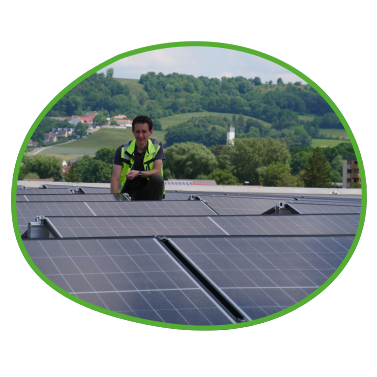 Photovoltaik Installation auf dem Dach des Firmengebäudes