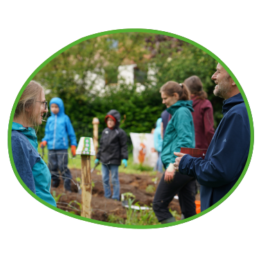 öko-soziales Projekt auf dem Feld mit Pflanzaktion