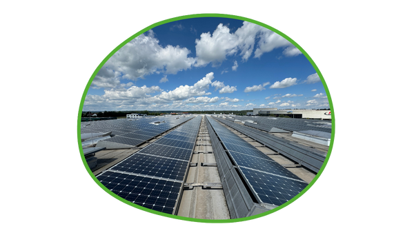 Photovoltaik auf Dach von Unternehmensgebäude