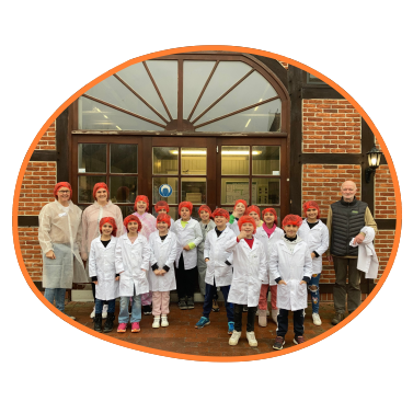 Gruppenfoto Frühstück auf dem Hof