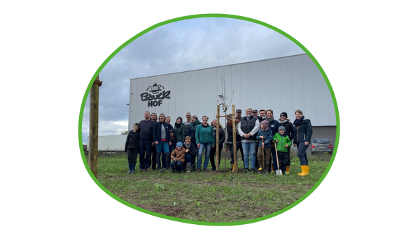 Gruppenfoto Mitarbeitende nach Pflanzaktion
