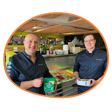 Mitarbeitende in der Kantine