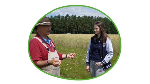 Landwirt im Gespräch mit Mitarbeitenden
