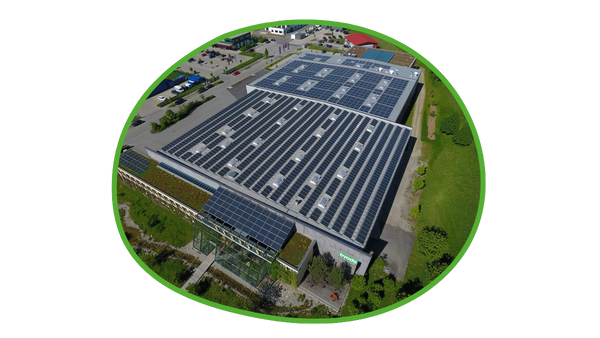 Firmmengebäude mit Photovoltaikanlagen auf dem Dach