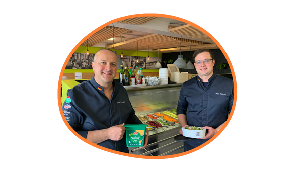 Mitarbeitende in der Kantine